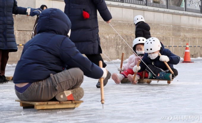 [사진]얼음썰매 즐기는 아이들
