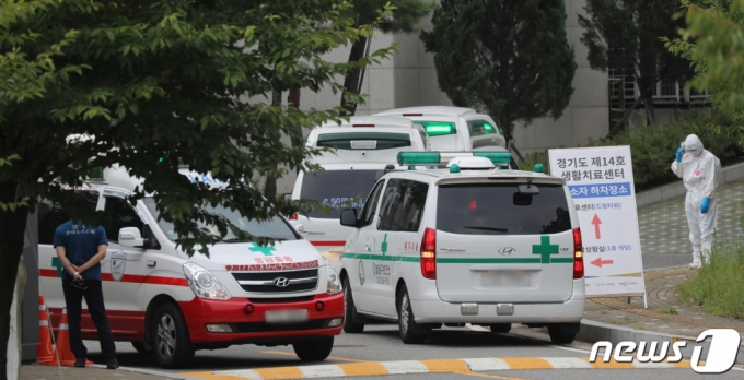 지난해 8월 수원시 경기대학교 생활치료센터에 구급차들이 주차돼 있다. 사진은 기사 내용과 직접 관련 없음./사진=뉴스1