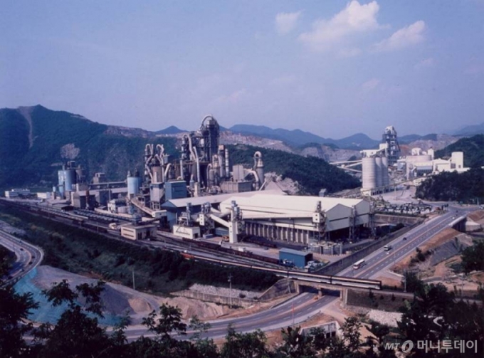 충북 단양군 매포읍에 위치한 성신양회 시멘트 공장 전경