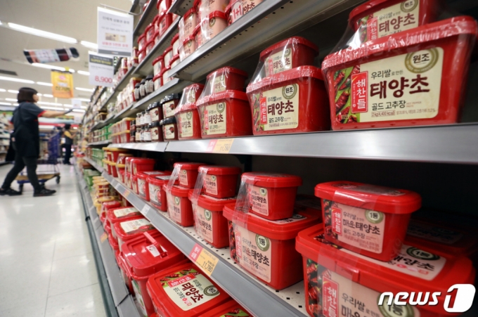 서울 시내 대형마트 식품코너에 고추장 제품들이 진열돼 있다./사진= 뉴스1