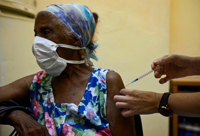 쿠바 자체 개발 백신 압달라를 접종받는 시민/사진=AFP