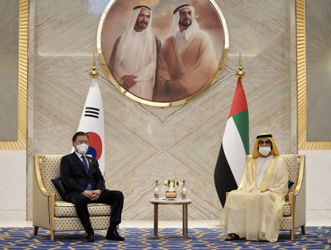 [두바이=뉴시스] 김진아 기자 = UAE를 방문 중인 문재인 대통령이 16일 오후(현지시간) 두바이 엑스포 리더십관에서 모하메드 빈 라시드 알 막툼 UAE 총리 겸 두바이 통치자와 회담하고 있다. 2022.01.17.