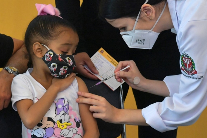 14일(현지시간) 브라질 상파울루 한 병원에서 어린이가 코로나19 백신을 접종하고 있다./사진=AFP
