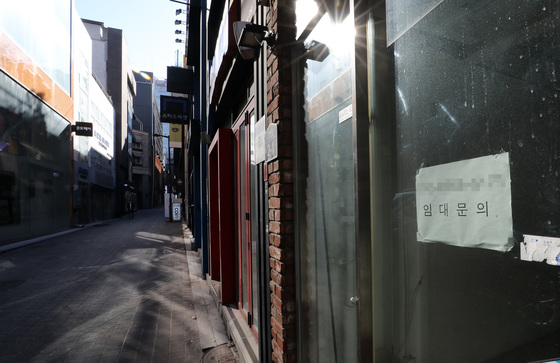 지난 14일 오후 한산한 모습의 서울 명동거리의 한 매장에 임대 안내문이 붙어있다 /사진=뉴스1