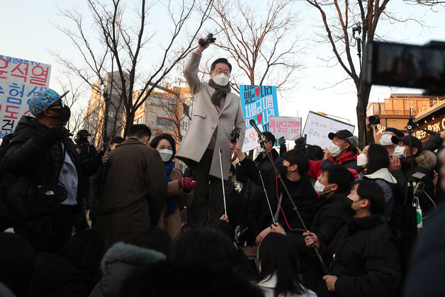 이재명 더불어민주당 대선 후보가 21일 '걸어서 민심 속으로' 일환으로 서울 마포구 연남동 일대를 찾아 시민들 앞에서 거리 연설하고 있다./사진=뉴스1