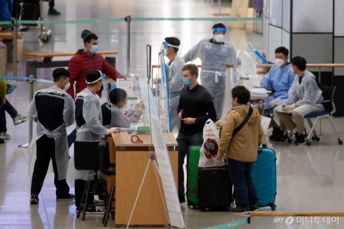 코로나19 해외 유입 확진자가 급증하고 있는 가운데 10일 인천국제공항에서 해외 입국객들이 입국하고 있다. /사진=이기범 기자 leekb@