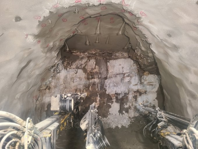 콘크리트 양생 부족으로 터널 공사 구간 일부가 무너져내린 모습. /사진=제보자 제공