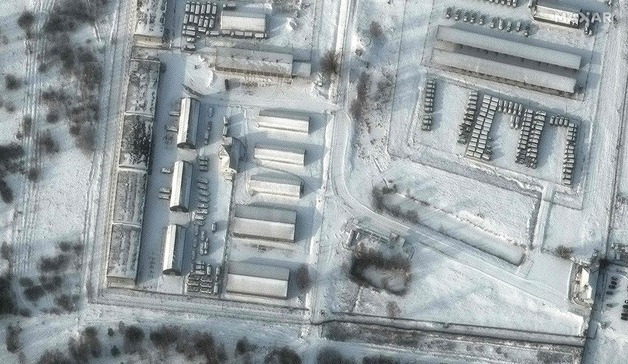 (브랸스크 AFP=뉴스1) 19일(현지시각) 우크라이나 접경인 러시아 브랸스크의 클리모보 군수시설에 장갑차와 트럭이 집결한 모습이 보인다.  /사진=뉴스1.