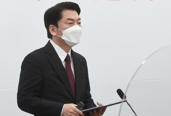 안철수 국민의당 대선 후보가 25일 오전 서울 여의도 국회에서 신년 기자회견을 하고 있다. /사진=뉴스1 