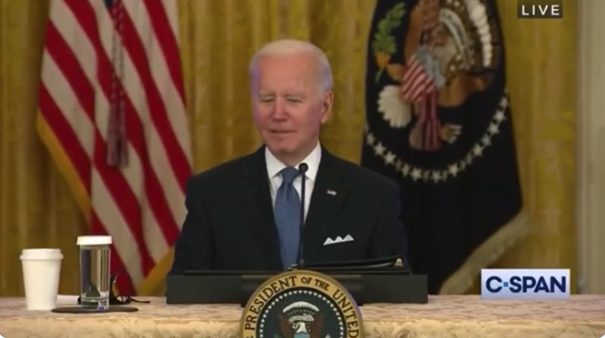 조 바이든 미국 대통령이 기자회견 끝무렵 나온 기자 질문에 "멍청한 개자식"이라고 읊조리고 있다 /사진=영상 캡쳐
