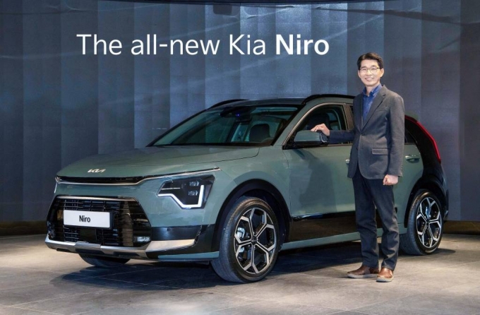 [=ý] ƴ ģȯ  SUV &#039;    Ϸ(The all-new Kia Niro)&#039;  25  Ѵٰ 24 .   ȣ λ  Ϸ տ  Կ ϰ ִ. (= ) 2022.01.24. *Ǹ  DB 