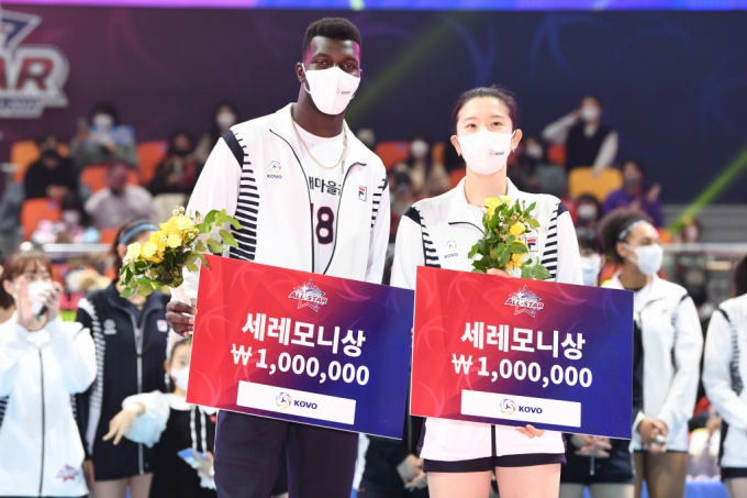 23일 올스타전에서 세리머니상을 수상한 케이타와 이다현(오른쪽)./사진=KOVO