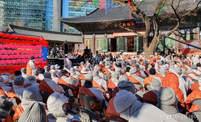 지난 21일 오후 2시쯤 서울 종로구 조계사에서 전국승려대회가 열리고 있다. 당국에 따르면 이 날 대회에는 약 3500명이 참여했다. / 사진=홍재영 기자
