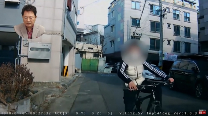 주차된 차를 아이가 자전거로 들이받는 모습 /사진=유튜브 채널 '한문철 TV'