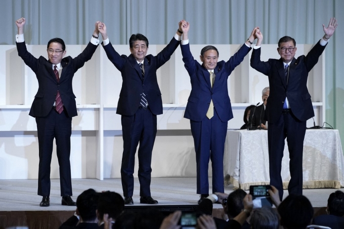 지난 2020년 일본 자민당 총재 선거 직후 아베 신조 당시 총리(왼쪽에서 두번째)와 출마했던 후보자들이 손을 붙잡고 만세를 외치고 있다. 기시다 후미오 현재 일본 총리(왼쪽 첫번째)와 당시 신임 총리로 선출된 스가 요시히데(왼쪽 세번째). /사진=AFP 