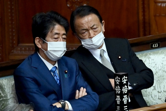 아베 신조 전 일본 총리(사진 왼쪽)와 아소 도로 일본 자민당 부총재(오른쪽)이 은밀히 대화를 나누고 있다. /사진=AFP
