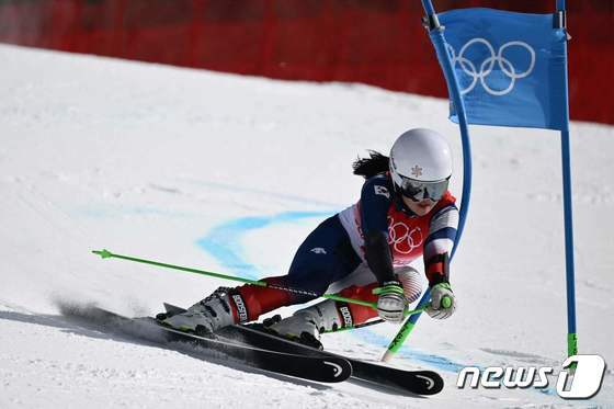 한국 알파인 스키 국가대표 김소희가 2022 베이징 동계올림픽 여자 대회전에 출전해 역주하고 있다. (C) AFP=뉴스1
