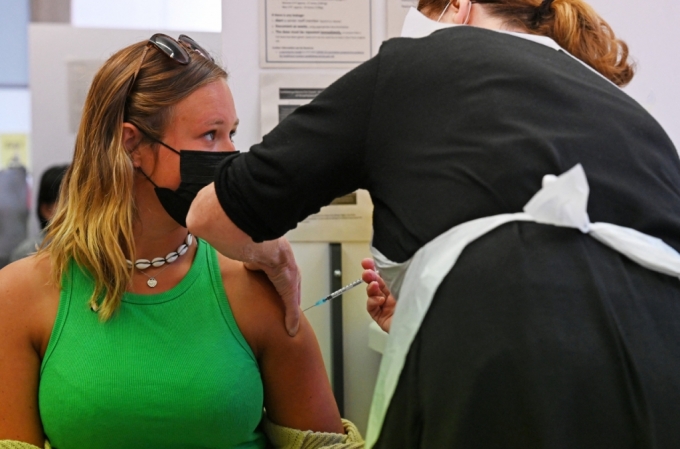 영국 런던의 백신센터에서 한 여성이 코로나19 백신을 맞고 있다. /사진=AFP 