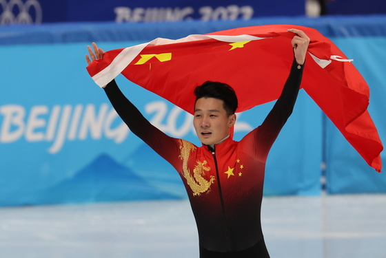 (베이징=뉴스1) 안은나 기자 = 7일 중국 베이징 수도실내체육관에서 열린 2022 베이징 동계올림픽 쇼트트랙 남자 1000m 결승에서 중국 런쯔웨이가 우승을 차지해 국기를 들고 있다. 2022.2.7/뉴스1  