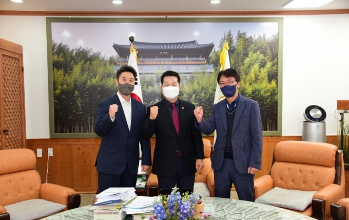 NHN 엔터프라이즈 담당자,  김정오 담양군의회 의장, 강동진 인정보기술 대표(왼쪽부터)가 클라우드 이전을 축하하는 기념사진을 촬영하고 있다. /사진=NHN