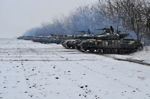 8일(현지시간) 러시아 침공에 대비해 우크라이나 드니프로페트로우스크에서 우크라이나 군 탱크들이 훈련을 하고 있다.   (C) AFP=뉴스1  