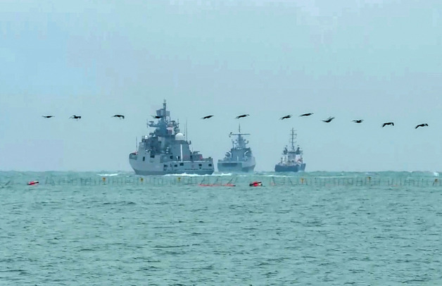 12일 (현지시간) 우크라이나 사태 긴장 고조 속 크림반도의 세바스토폴항 인근 흑해에서 러시아 전함들이 해상 훈련에 참가를 하고 있다. /AFP=뉴스1  
