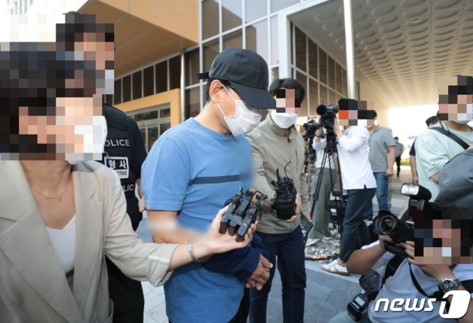 장인 앞에서 아내를 장검(일본도)로 찔러 살해한 혐의를 받고 있는 A씨(49)가 지난해 9월 10일 서울 강서구 강서경찰서에서 검찰로 송치되고 있다. /사진=뉴스1