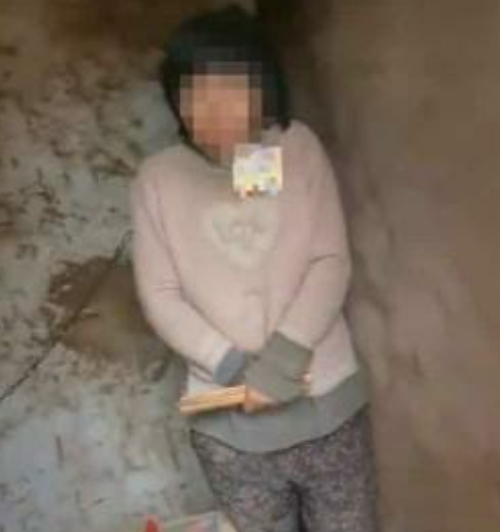 지난달 26일 쉬저우의 한 농촌 마을에서 목에 쇠사슬이 채워진 채 발견된 양씨 /사진제공=트위터 캡처