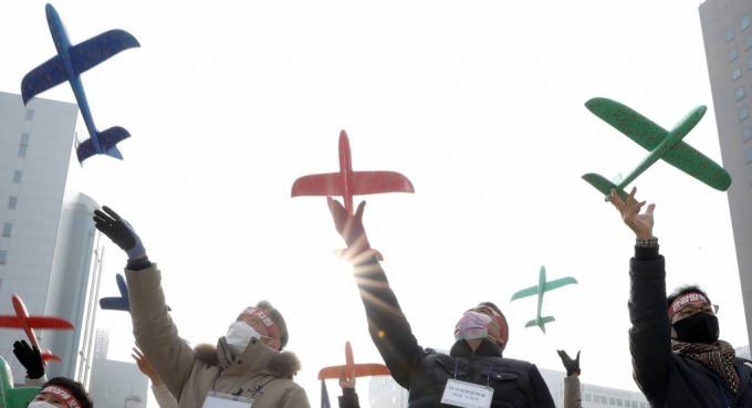 한국여행업협회, 한국중소여행사연합회 회원들이 지난달 서울 종로구 보신각 앞에서 열린 여행업 생존대책과 회복 방안을 요구하는 총궐기 대회에서 모형 비행기를 날리는 퍼포먼스를 하고 있다. /사진=뉴시스