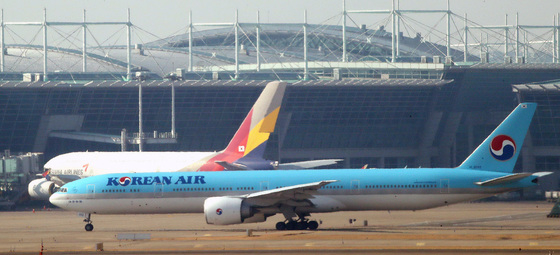 (인천공항=뉴스1) 임세영 기자 = 인천공항에 대한항공과 아시아나 항공기가 함께 있는 모습. 2022.2.9/뉴스1   