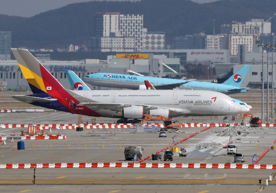 지난 22일 인천국제공항에 대한항공과 아시아나 항공기가 함께 있는 모습/사진=뉴스1