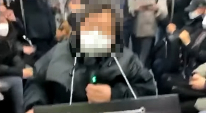 지하철 시위 중 한 남성이 "할머니 임종 보러가야 한다"고 소리치자 시위를 하던 장애인 단체 여성이 "버스타고 가세요"라고 답했다. /사진=유튜브
