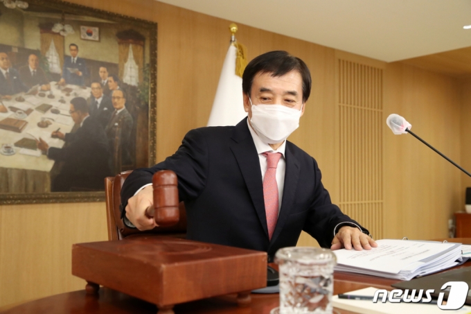 (서울=뉴스1) = 이주열 한국은행 총재가 25일 오전 서울 중구 한국은행에서 열린 금융통화위원회 본회의에서 의사봉을 두드리고 있다.  이날 금통위는 기준금리를 연 1.00%로 0.25%포인트(p) 인상했다. 이로써 신종 코로나바이러스 감염증(코로나19) 사태에 대응하기 위해 지난해 3월부터 이어진 0%대 '제로 금리' 시대는 1년 8개월만에 막을 내리게 됐다. (한국은행 제공) 2021.11.25/뉴스1  