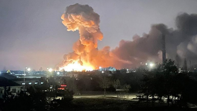 24일(현지시간) 폭격에 인한 폭발로 불타고 있는 우크라이나 수도 키예프 일대/사진=우크라이나 대통령실