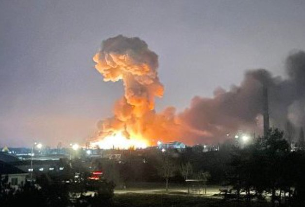 블라디미르 푸틴 러시아 대통령이 우크라이나 침공을 공식화하면서 곳곳에서 포성과 폭발이 잇따르고 있다. 사진은 24일(현지시간) 폭격에 인한 폭발로 불타고 있는 우크라이나 수도 키예프 일대. /사진=우크라이나 대통령실