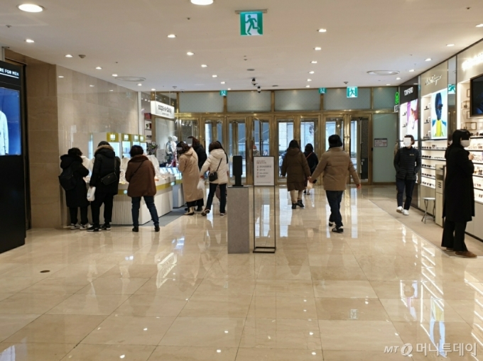 출입명부 의무화가 잠정 중단된 25일 서울시내 한 백화점 출입구가 고객들으로 북적이고 있다. /사진=이재은 기자 