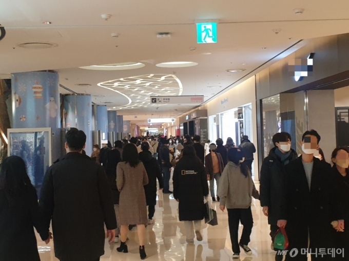 서울시내 한 복합쇼핑몰이 고객으로 북적이고 있다. /사진=이재은 기자