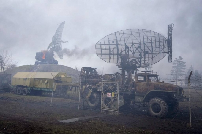 [마리우폴=AP/뉴시스] 24일(현지시간) 우크라이나 도네츠크주 마리우폴 외곽의 우크라이나군 레이더 등 군사시설이 러시아의 포격으로 손상돼 있다. 우크라이나 관리들은 러시아군이 서쪽을 제외한 모든 곳에서 우크라이나로 진입했다고 밝혔다. 2022.02.24.