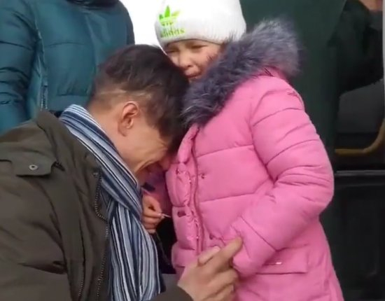 우크라이나의 수도 키예프에서 한 남성이 딸에게 작별인사를 하며 오열하고 있다. /트위터 캡처