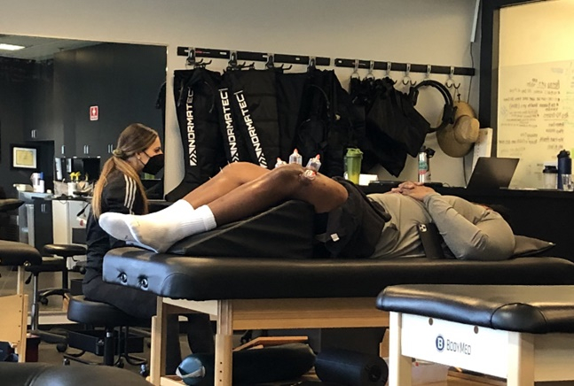 한 NFL 선수가 미국 애리조나 피닉스에 있는 전문 트레이닝센터에서 침과 부항 치료를 받고 있다.  /사진=이상희 통신원