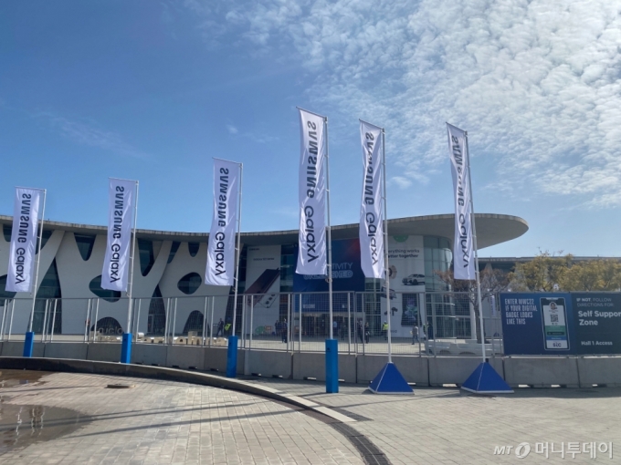 MWC 2022 전시장 주 출입구 인근을 가득 채운 삼성전자 갤럭시 배너 광고. /사진=김수현 기자.