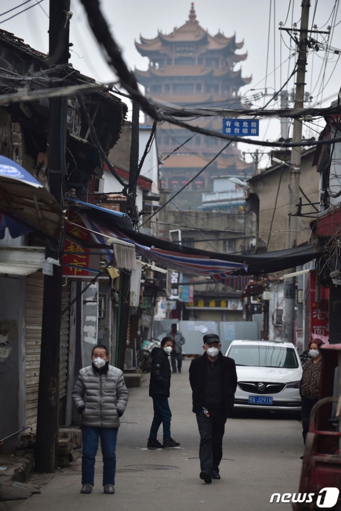 지난 2020년 1월 26일 중국 우한에서 마스크를 쓴 시민들이 골목을 걸어다니고 있다. /사진제공=AFP/뉴스1  