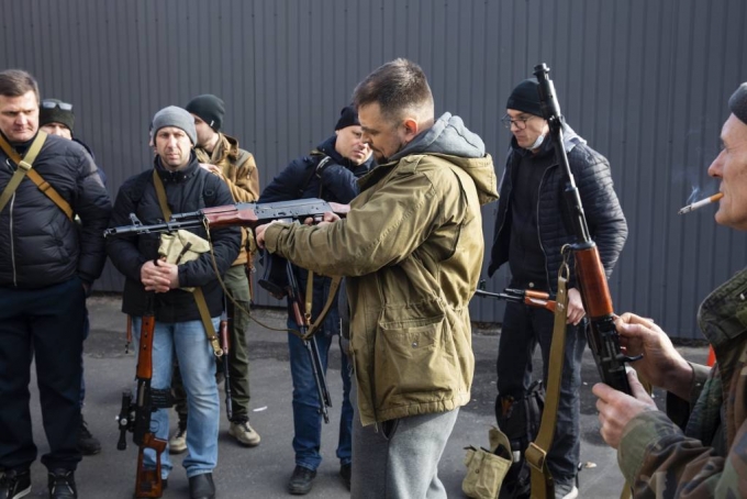[키예프=AP/뉴시스] 26일(현지시간) 우크라이나 수도 키예프에서 러시아의 공격에 저항하기 위해 도시 방위군에 합류한 시민들이 총기를 다루고 있다. 2022.02.27.
