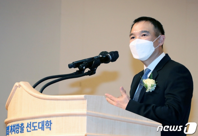 지난해 3월 8일 오후 대전 유성구 한국과학기술원(KAIST) 대강당에서 열린 이광형 제17대 KAIST 신임 총장 취임식에서 김정주 NXC 대표가 축사를 하고 있다. /사진=뉴스1