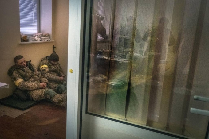 [키예프=AP/뉴시스] 1일(현지시간) 우크라이나 키예프 북부지역에서 우크라이나군 병사들이 러시아군과 대치 중 식사하는 동안 일부 병사들이 휴식을 취하고 있다. 2022.03.02.