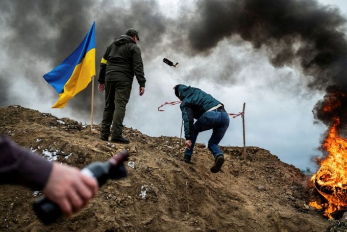 1일(현지시간) 우크라이나 지토미르에서 우크라이나 시민들이 러시아의 침공에 대응하고자 화염병을 던지고 있다. /사진=로이터