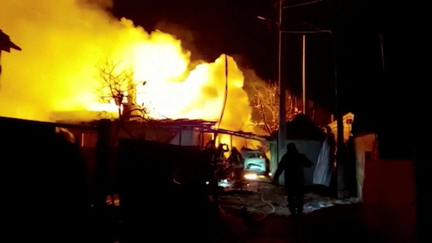 (지토미르 로이터=뉴스1) 우동명 기자 = 1일(현지시간) 우크라이나 지토미르의 민가가 러시아군의 미사일 공격으로 불에 타고 있다.   (C) 로이터=뉴스1  