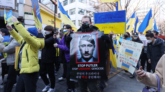 재한 우크라이나인들은 지난달 27일 서울 중구 러시아대사관 앞에서 러시아의 우크라이나 침공을 규탄하는 집회를 열었다. 재한 우크라이나인 약 150명이 모였다./사진=뉴스1  