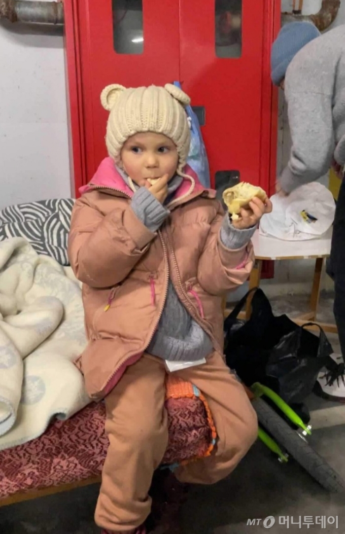 5살 여아 올렉산드라가 지난 1일(한국시각) 크이우(키예프)의 한 지하 대피소에서 빵을 먹고 있다. /사진제공=재한 우크라이나인 보단 칼핀스키
