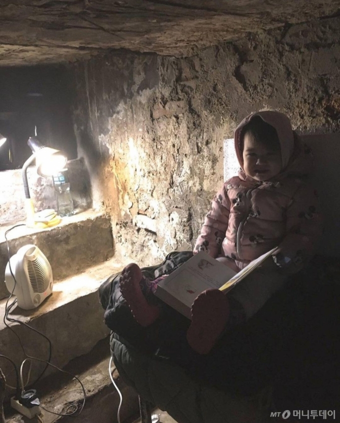 다리아의 딸 소피아가 헤르손 지하 대피소에서 책을 읽고 있다./사진제공=우크라이나인 조 태티아나.